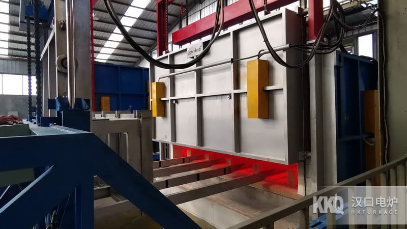 叉車(chē)式快速淬火爐生產(chǎn)現(xiàn)場(chǎng)